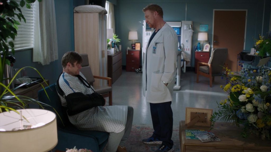 On Sneakers in Greys Anatomy S22E02 “We Built This City” (2025) (Image 10)