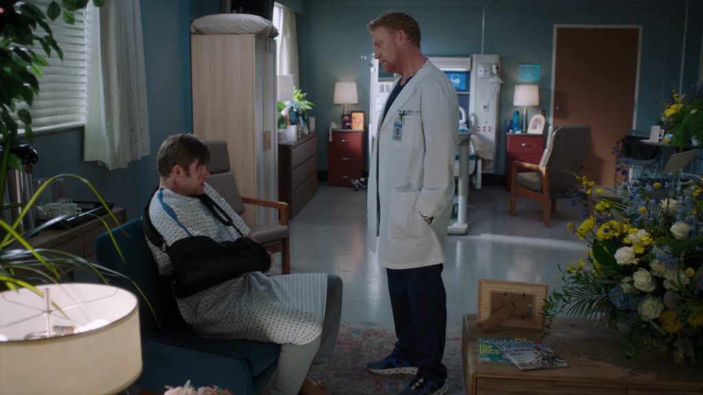 On Sneakers in Greys Anatomy S22E02 “We Built This City” (2025) (Image 2)