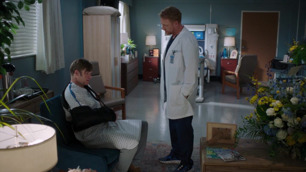 On Sneakers in Greys Anatomy S22E02 “We Built This City” (2025) (Image 3)