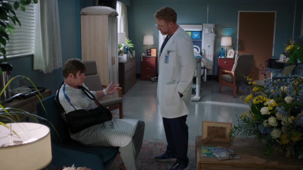 On Sneakers in Greys Anatomy S22E02 “We Built This City” (2025) (Image 4)