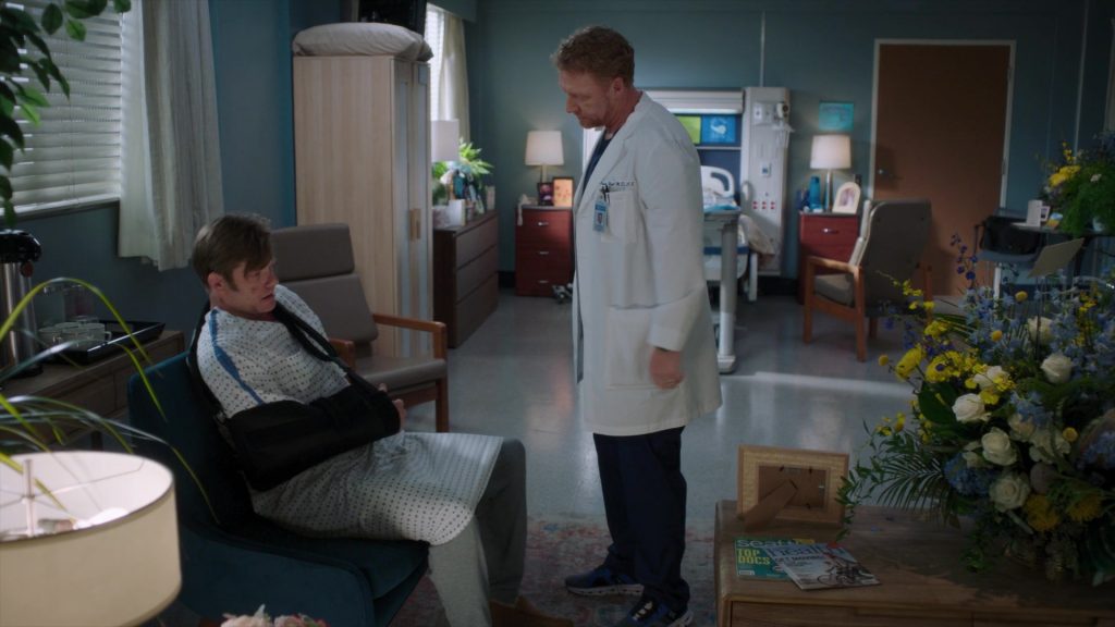 On Sneakers in Greys Anatomy S22E02 “We Built This City” (2025) (Image 5)
