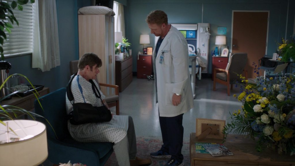 On Sneakers in Greys Anatomy S22E02 “We Built This City” (2025) (Image 6)