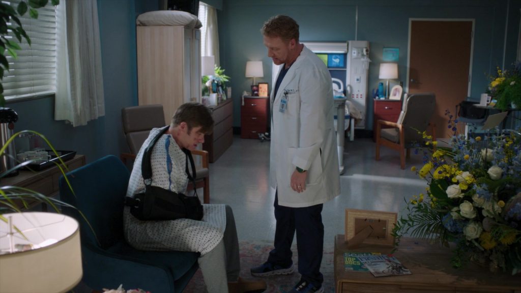 On Sneakers in Greys Anatomy S22E02 “We Built This City” (2025) (Image 7)