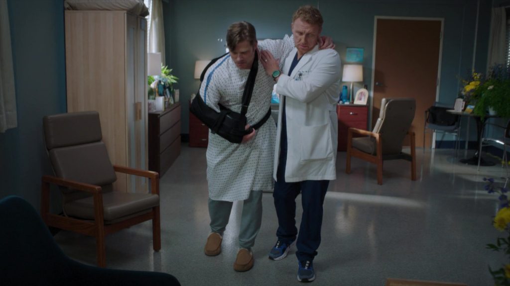On Sneakers in Greys Anatomy S22E02 “We Built This City” (2025) (Image 8)