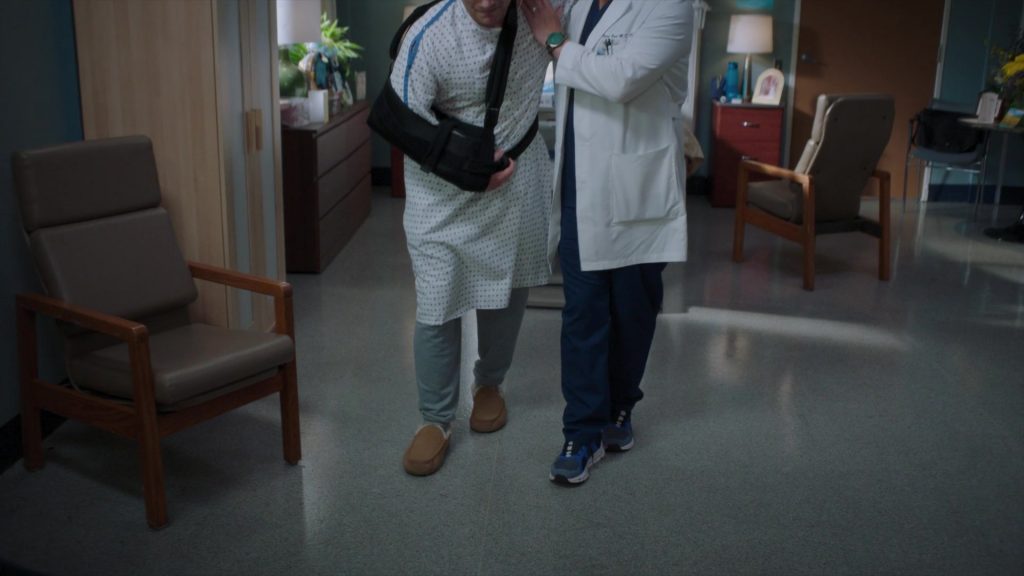 On Sneakers in Greys Anatomy S22E02 “We Built This City” (2025) (Image 9)