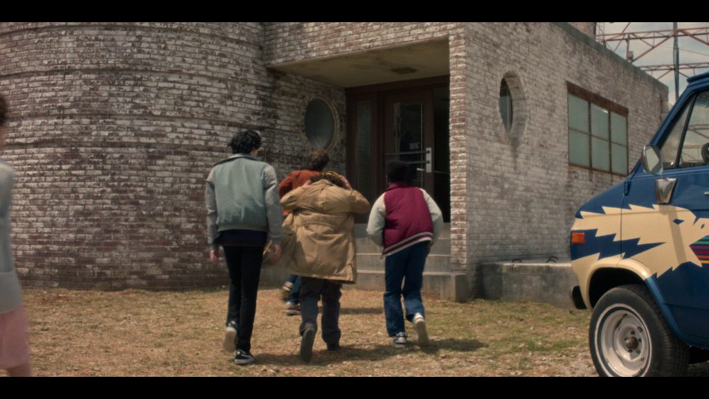 Puma (1) Sneakers in Stranger Things S05E03 “Chapter Three – The Turnbow Trap” (2025) (Image 1)