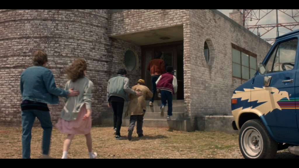 Puma (1) Sneakers in Stranger Things S05E03 “Chapter Three – The Turnbow Trap” (2025) (Image 2)