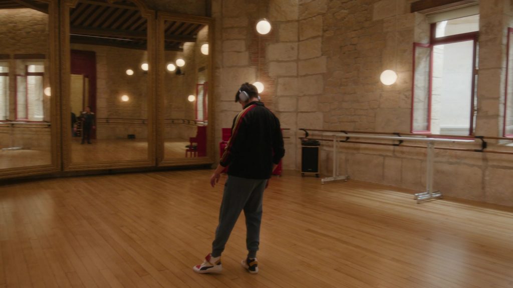 Puma Sneakers (Scene 1) in Etoile S01E02 “The Bull” (2025) (Image 11)