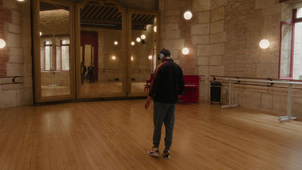 Puma Sneakers (Scene 1) in Etoile S01E02 “The Bull” (2025) (Image 12)