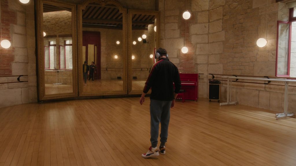 Puma Sneakers (Scene 1) in Etoile S01E02 “The Bull” (2025) (Image 13)