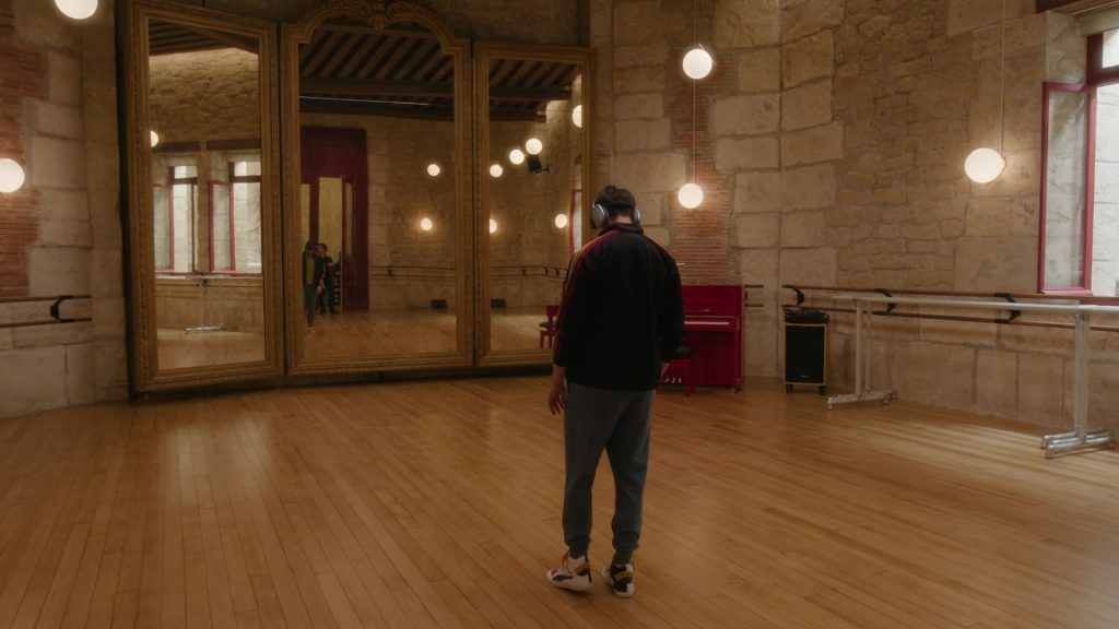 Puma Sneakers (Scene 1) in Etoile S01E02 “The Bull” (2025) (Image 14)