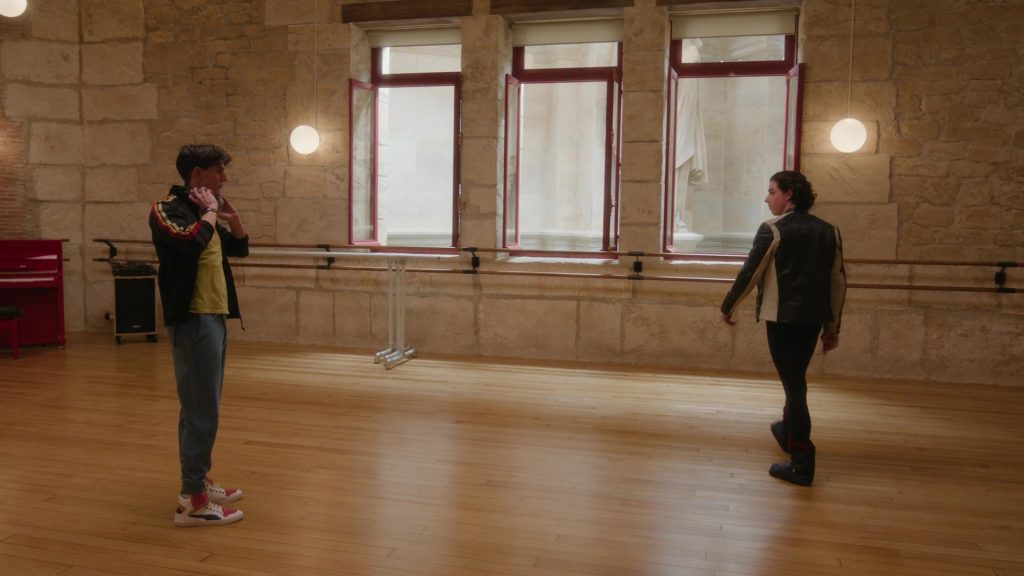 Puma Sneakers (Scene 1) in Etoile S01E02 “The Bull” (2025) (Image 4)