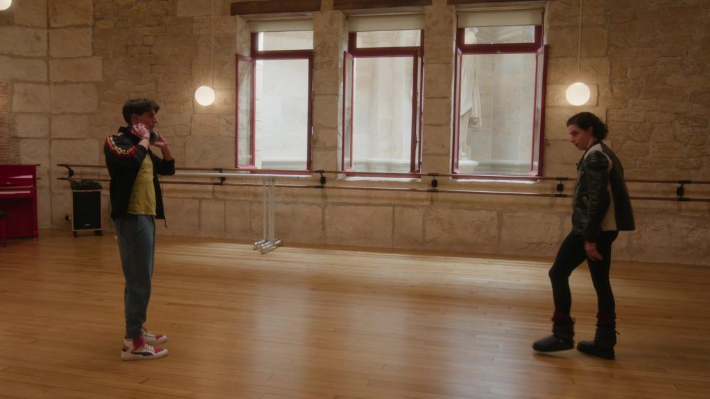 Puma Sneakers (Scene 1) in Etoile S01E02 “The Bull” (2025) (Image 5)