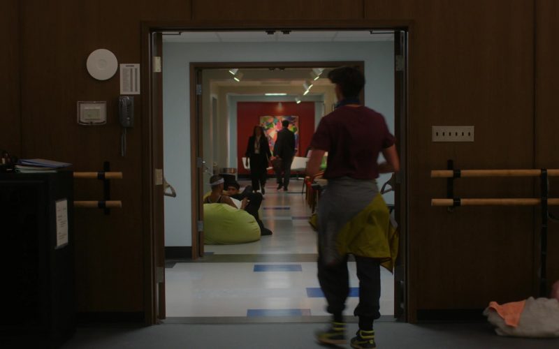 Puma Sneakers in Etoile S01E01 “The Swap” (2025) (Image 1)