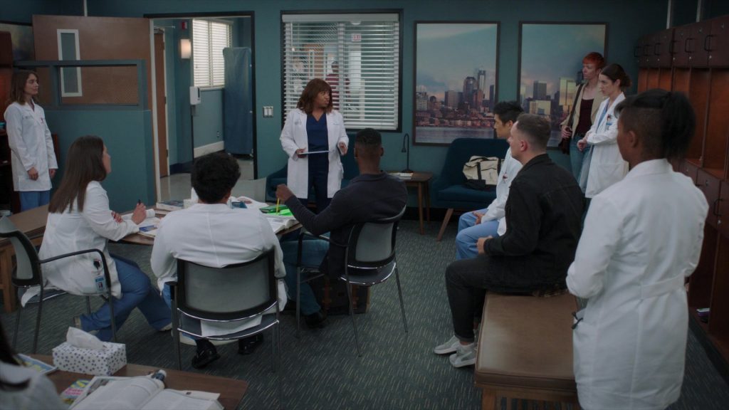 Puma Sneakers in Greys Anatomy S22E02 “We Built This City” (2025) (Image 1)