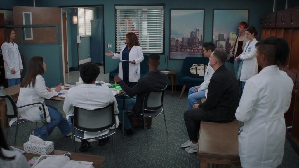 Puma Sneakers in Greys Anatomy S22E02 “We Built This City” (2025) (Image 2)