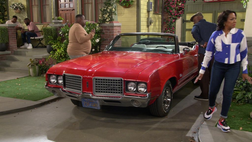 Puma Sneakers in The Neighborhood S07E06 “Welcome to Daddy Issues” (2024) (Image 29)