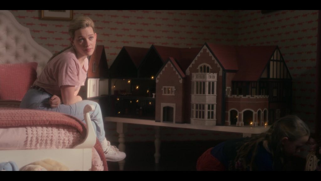 Reebok Freestyle Hi White Sneakers of Victoria Pedretti as Danielle ‘Dani' Clayton in The Haunting of Bly Manor S01E02 “The Pupil” (2020) (Image 2)