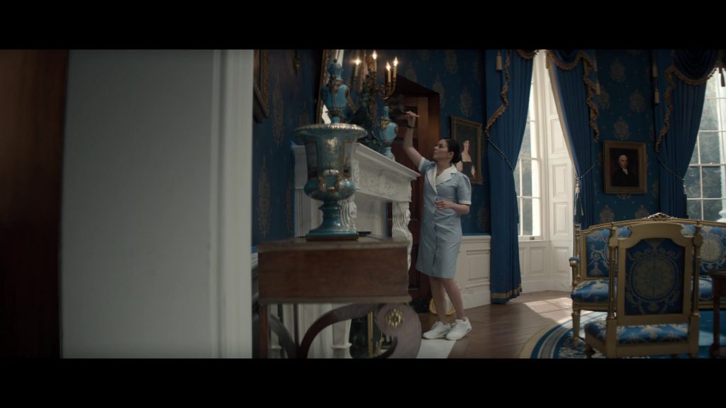 Skechers Sneakers in The Residence S01E07 “The Adventure of the Engineer's Thumb” (2025) (Image 3)