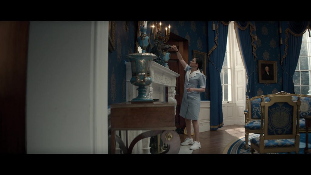 Skechers Sneakers in The Residence S01E07 “The Adventure of the Engineer's Thumb” (2025) (Image 4)