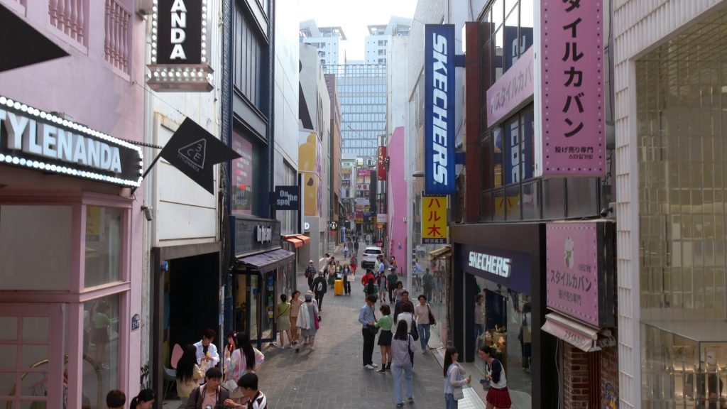 Skechers Store in XO, Kitty S01E01 “XO” (2023) (Image 1)