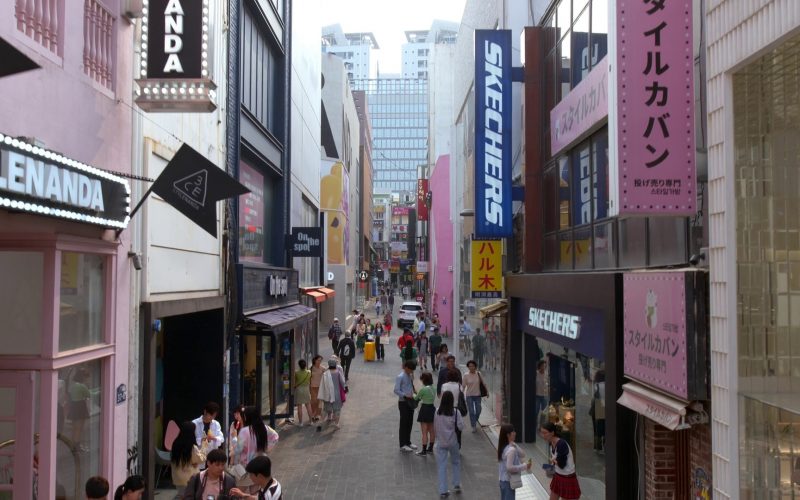 Skechers Store in XO, Kitty S01E01 “XO” (2023) (Image 1)