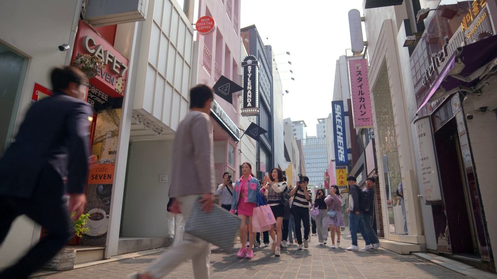 Skechers Store in XO, Kitty S01E01 “XO” (2023) (Image 4)