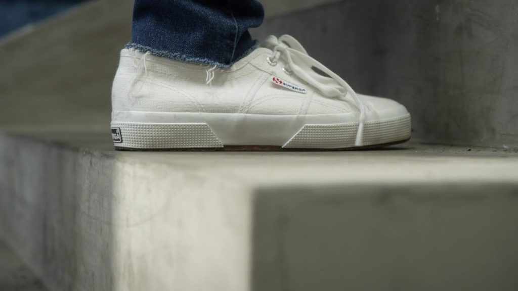 Superga White Sneakers Worn by Kristen Bell in Veronica Mars – Season 4, Episode 5, “Losing Streak” (2019) (Image 1)