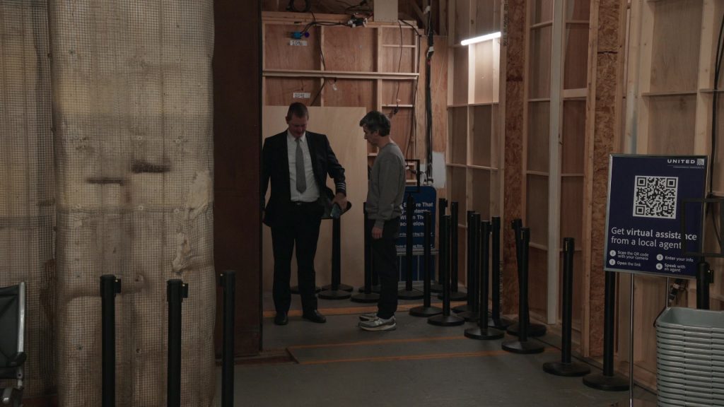 United Airlines, New Balance Sneakers in The Rehearsal S02E04 “Kissme” (2025) (Image 5)