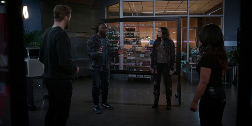 Vans Green Shoes in The Flash S09E12 “A New World, Part Three” (2023) (Image 1)
