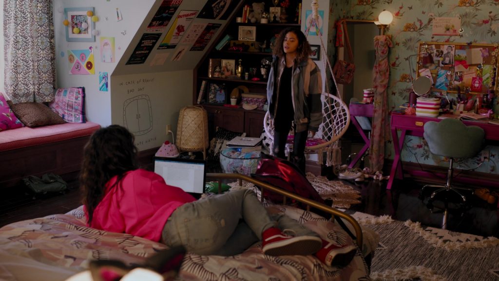 Vans Red Sneakers of Sara Waisglass as Maxine in Ginny & Georgia S01E01 “Pilot” (2021) (Image 2)