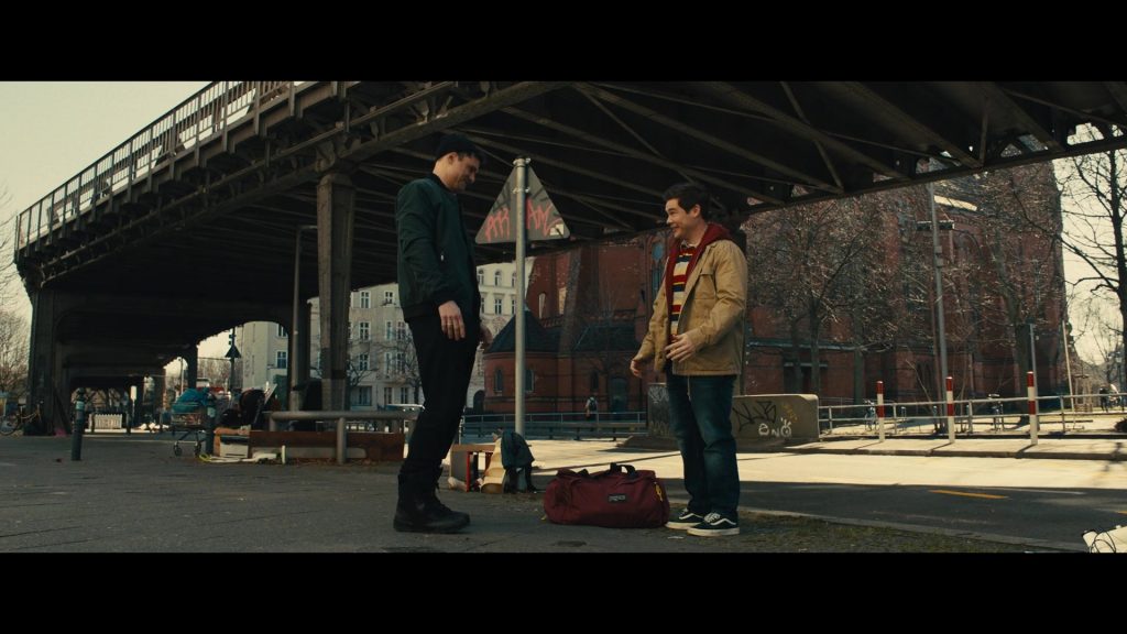 Vans Shoes and JanSport Bag of Adam DeVine as Bumper Allen in Pitch Perfect - Bumper in Berlin S01E01 “Backpfeifengesicht” (2022) (Image 1)