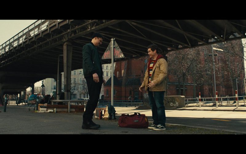 Vans Shoes and JanSport Bag of Adam DeVine as Bumper Allen in Pitch Perfect - Bumper in Berlin S01E01 “Backpfeifengesicht” (2022) (Image 1)