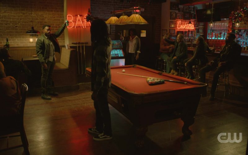 Vans Shoes in Black Lightning S04E04 “The Book of Reconstruction - Chapter Four” (2021) (Image 1)
