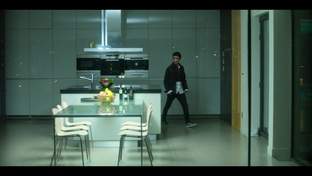 Vans Shoes in Elite S03E03 “Cayetana y Valerio” (2020) (Image 1)