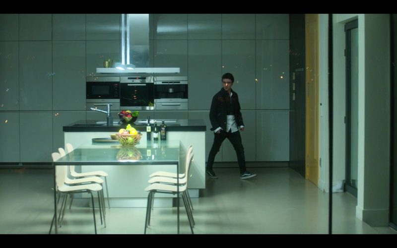 Vans Shoes in Elite S03E03 “Cayetana y Valerio” (2020) (Image 1)