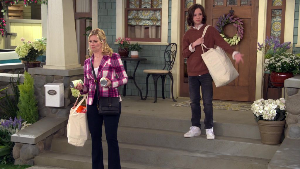 Vans Shoes in The Neighborhood S06E01 “Welcome to the Foos Box” (2024) (Image 1)