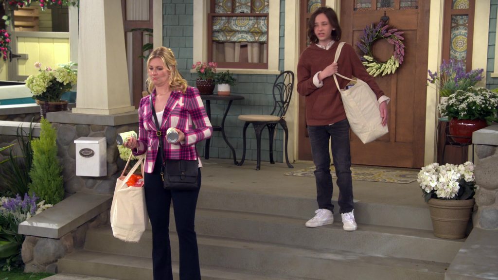 Vans Shoes in The Neighborhood S06E01 “Welcome to the Foos Box” (2024) (Image 2)
