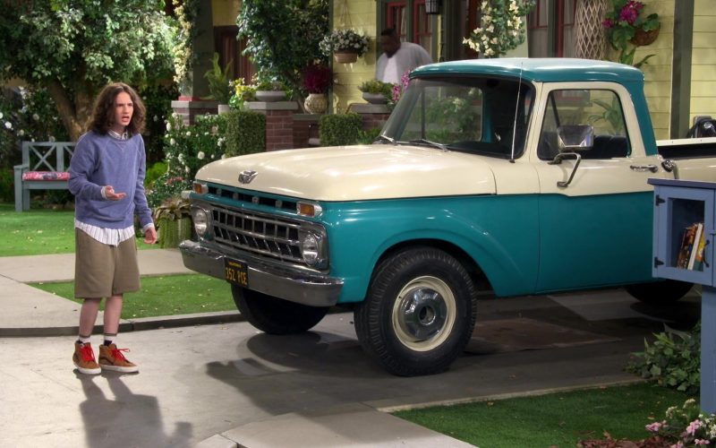 Vans Shoes in The Neighborhood S08E09 “Welcome to the Zhuzh” (2026) (Image 1)