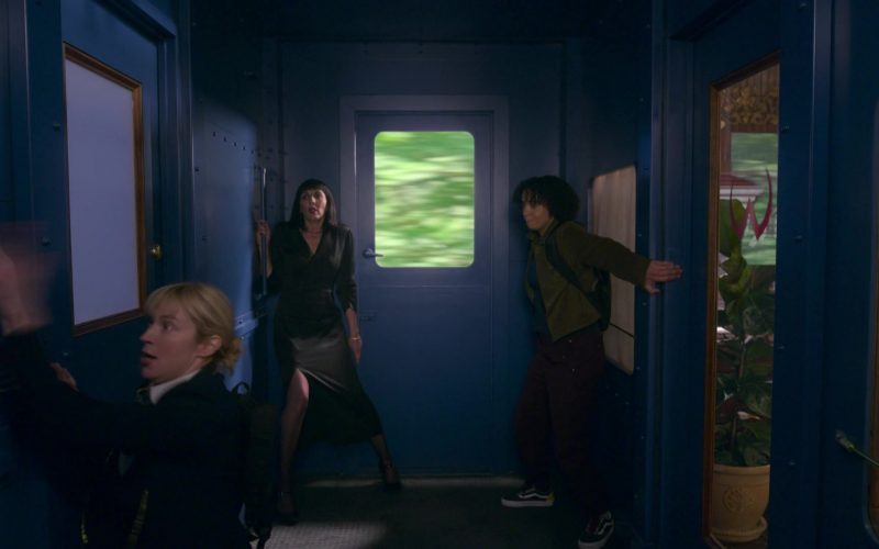 Vans Shoes of Aleyse Shannon as Breanna Casey in Leverage - Redemption S01E14 “The Great Train Job” (2021) (Image 1)