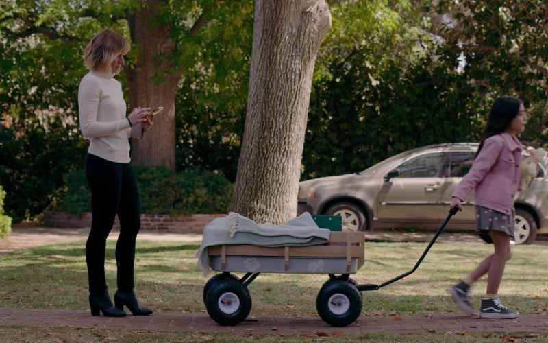 Vans Shoes of Appy Pratt as Elizabeth in The Woman in the House Across the Street from the Girl in the Window S01E03 (2022) (Image 1)