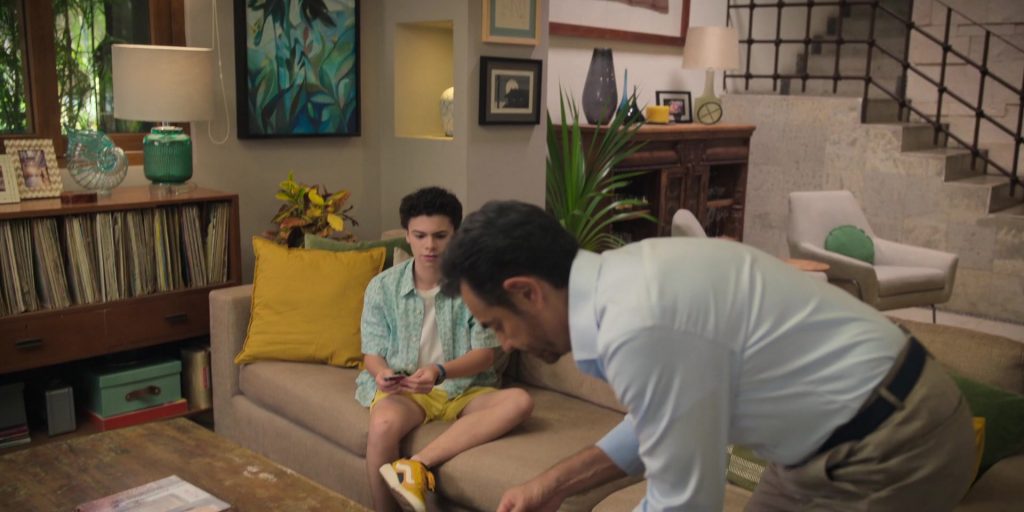 Vans Sneakers in Acapulco S03E02 “Mamma Mia” (2024) (Image 1)