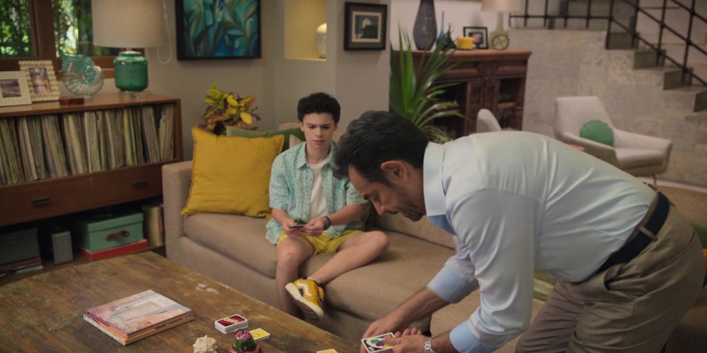 Vans Sneakers in Acapulco S03E02 “Mamma Mia” (2024) (Image 2)