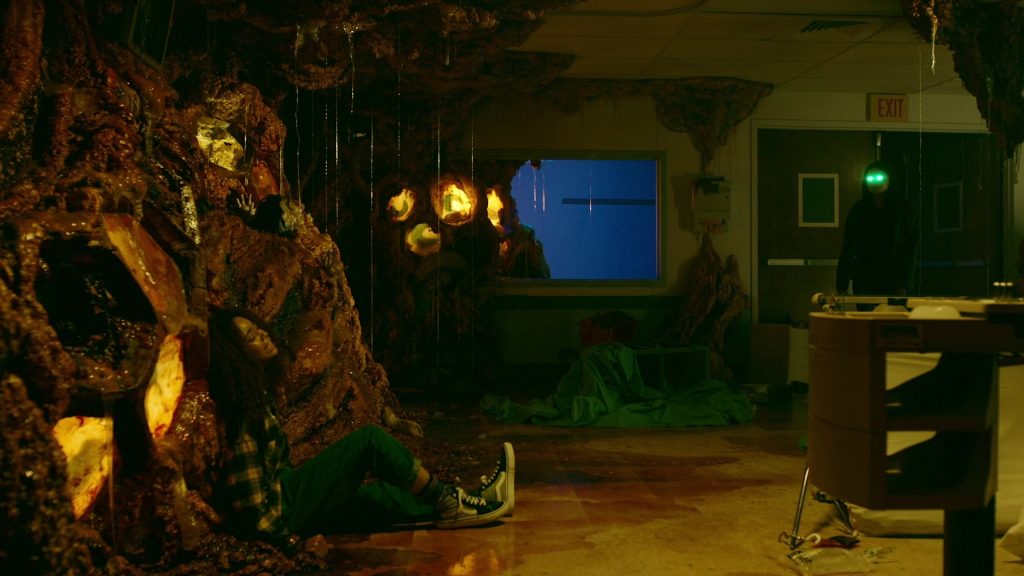 Vans Sneakers in Creepshow S03E01 “Mums-Queen Bee” (2021) (Image 1)