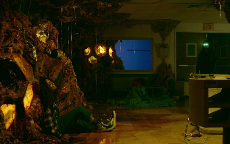 Vans Sneakers in Creepshow S03E01 “Mums-Queen Bee” (2021) (Image 1)