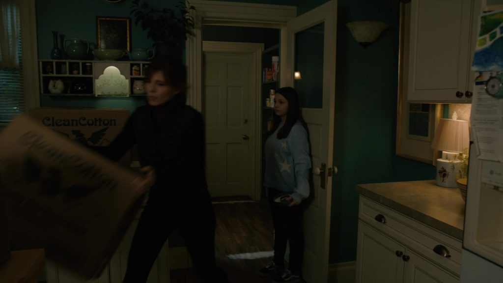 Vans Sneakers in Evil S04E10 “How to Survive a Storm” (2024) (Image 10)