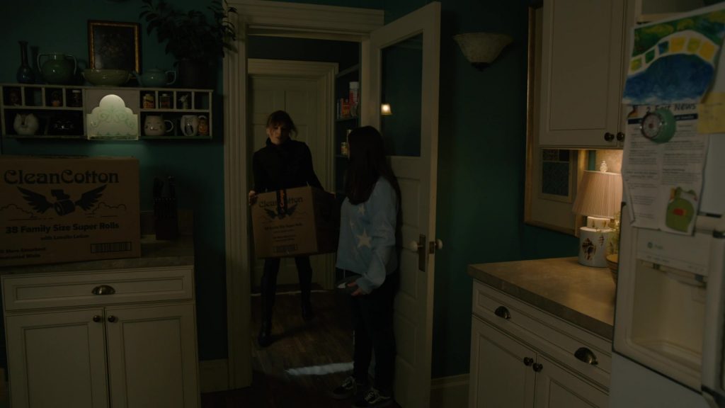 Vans Sneakers in Evil S04E10 “How to Survive a Storm” (2024) (Image 2)