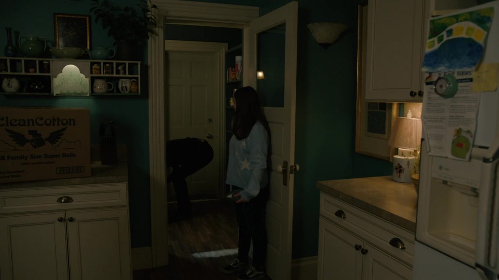 Vans Sneakers in Evil S04E10 “How to Survive a Storm” (2024) (Image 3)