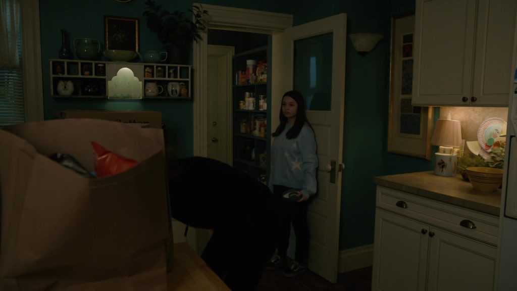Vans Sneakers in Evil S04E10 “How to Survive a Storm” (2024) (Image 6)