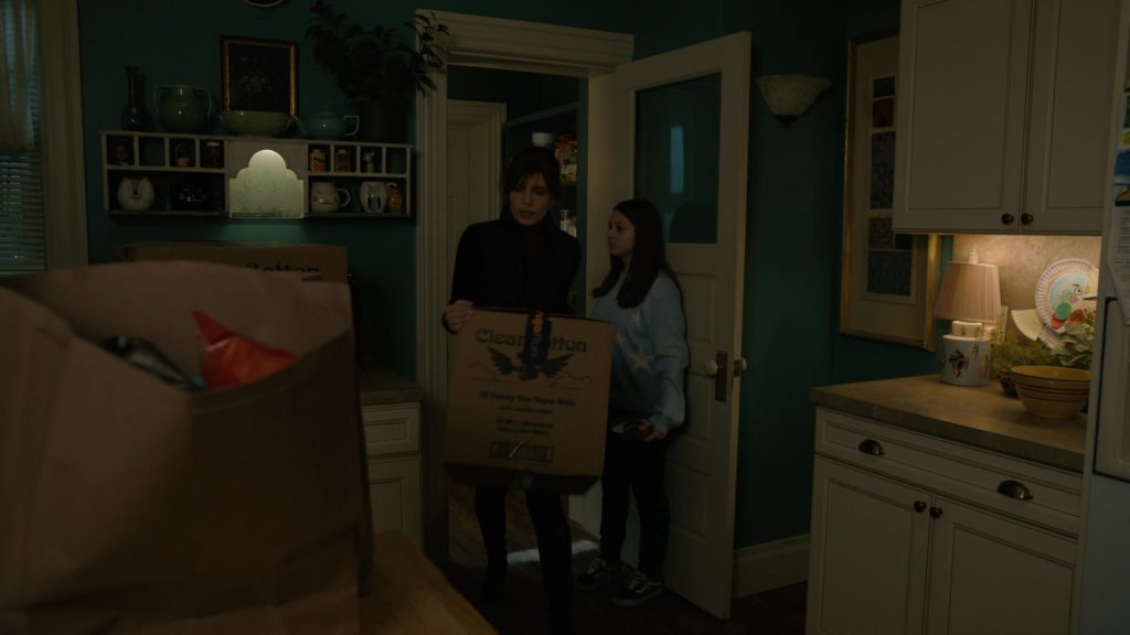 Vans Sneakers in Evil S04E10 “How to Survive a Storm” (2024) (Image 7)